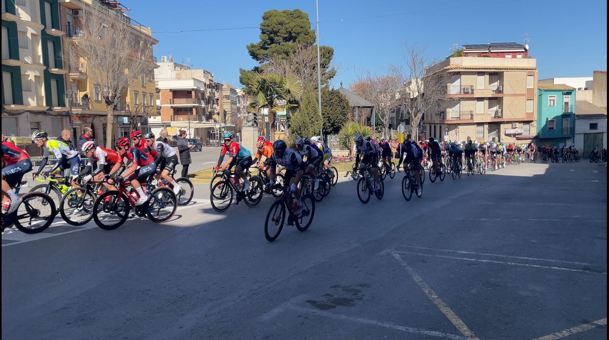 Momento del paso del pelotón ciclista por las calles de Jódar