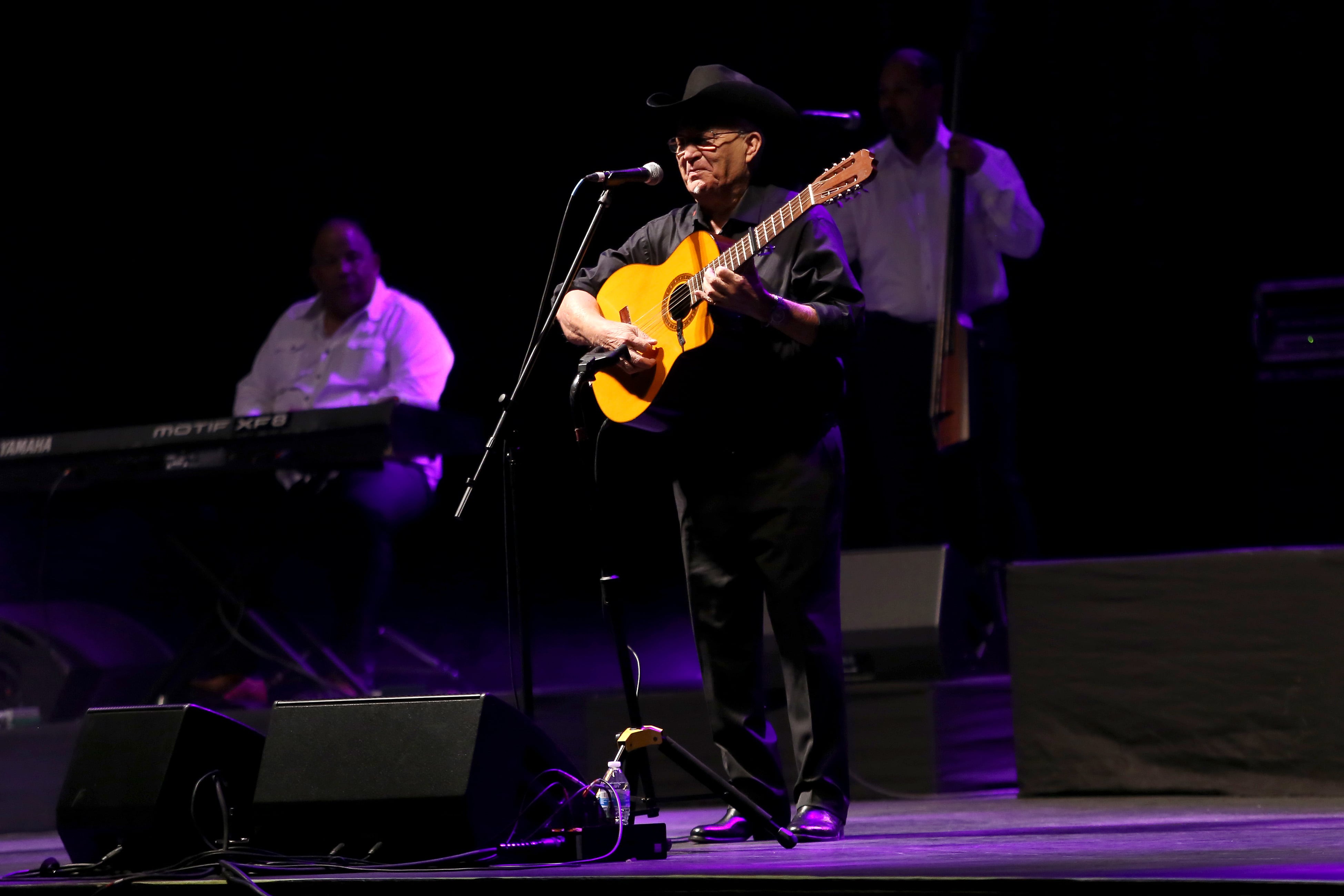 Eliades Ochoa en una de sus actuaciones en directo. (Photo by Adrián Monroy/Medios y Media/Getty Images)