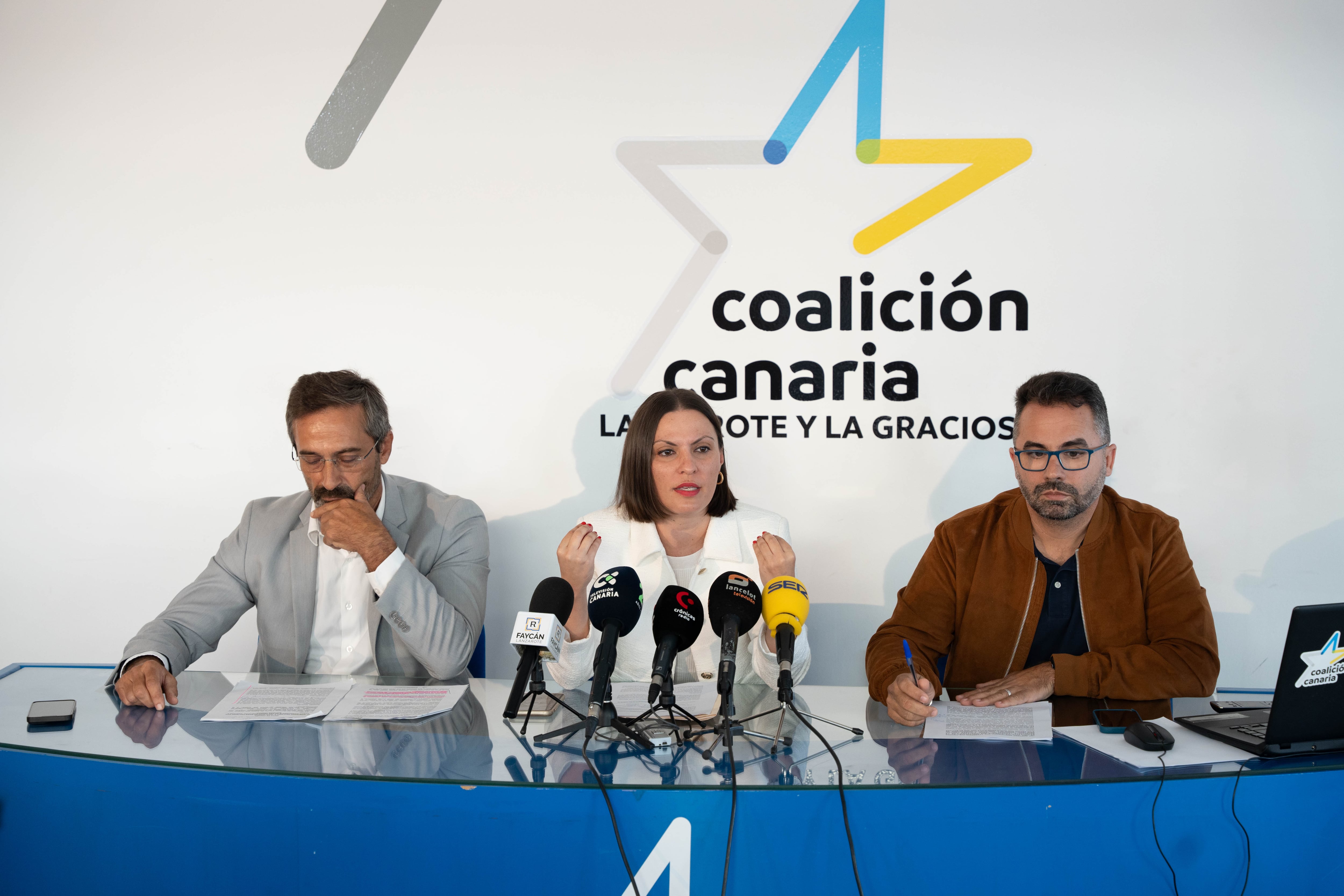 De izquierda a derecha: Pedro San Ginés, (ex consejero de CC en el Cabildo de Lanzarote), Migdalia Machín (secretaria general de CC en Lanzarote) y Echedey Eugenio (secretario de organización de CC en Lanzarote)