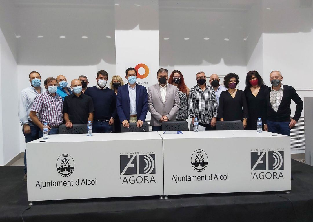 Autoridades y artesanos festeros presentes en el acto de fundación de la Federación de Empresarios y Artestanos de los Moros y Cristianos