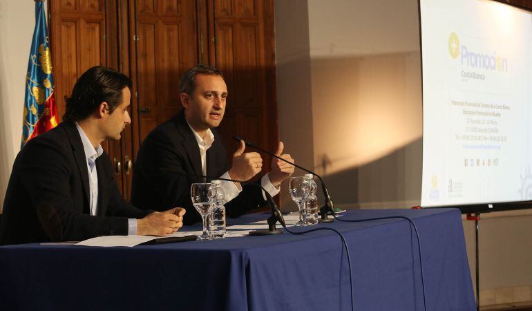 César Sánchez (d), acompañado por Eduardo Dolón, en la presentación del Plan de Ayudas del Patronato de Turismo