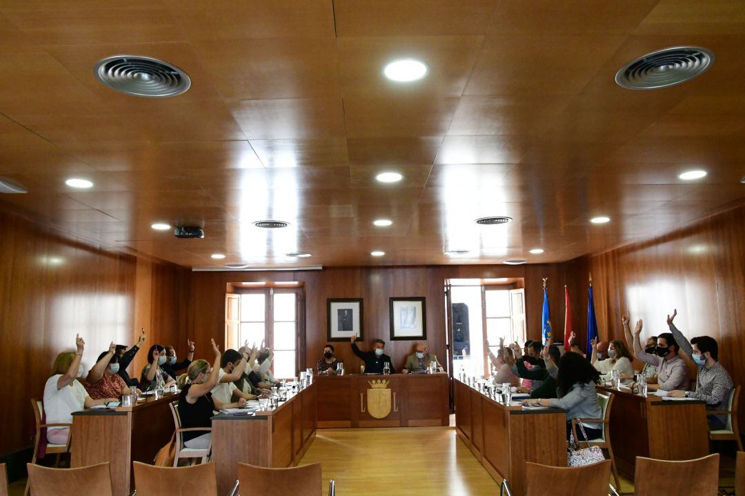 Momento de aprobación del punto sobre los premios 9 d'Octubre, en el pleno.