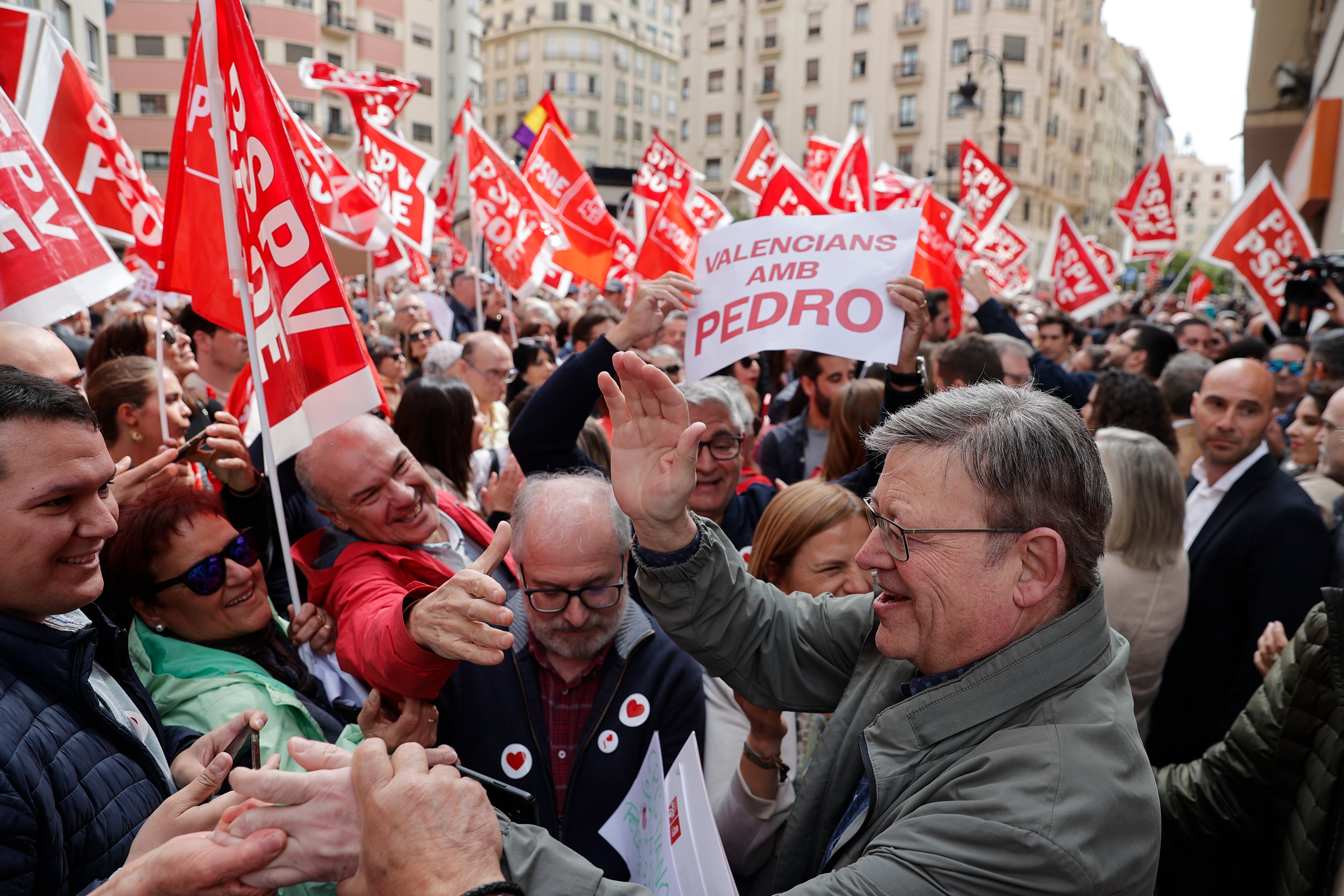 Cientos de personas, militantes, simpatizantes y políticos valencianos se han concentrado hoy en la sede del PSPV-PSOE de la ciudad de València para pedir al presidente del Gobierno, Pedro Sánchez que continúe en su cargo y le han trasladado así su apoyo y comprensión. En la imagen el ex president de la Generalitat y ex secretario general del PSPV, Ximo Puig