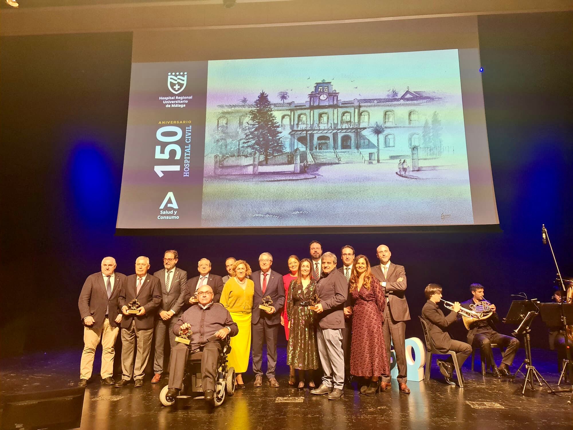 Foto de familia de los galardonados en el aniversario del Hospital Civil de Málaga