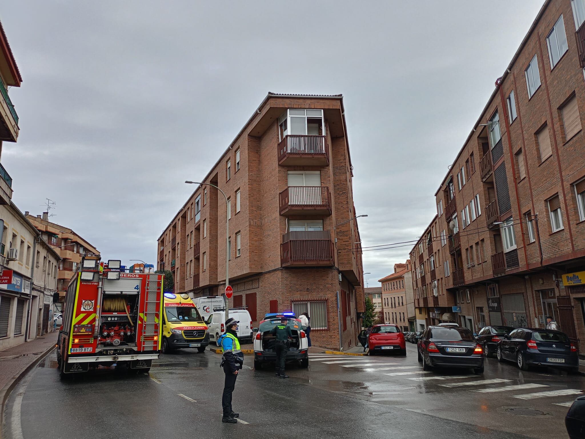 Dispositivo sanitario, de bomberos y seguridad presentes en el incendio ocurrido en Cuéllar