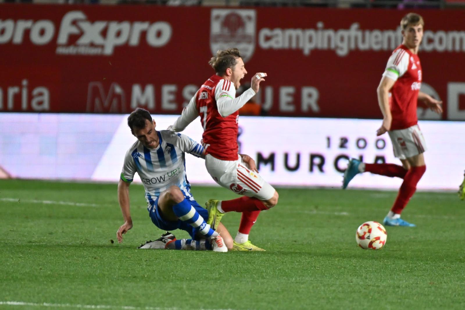 Loren Burón, jugador del Real Murcia, recibe una falta ante el Alcoyano.