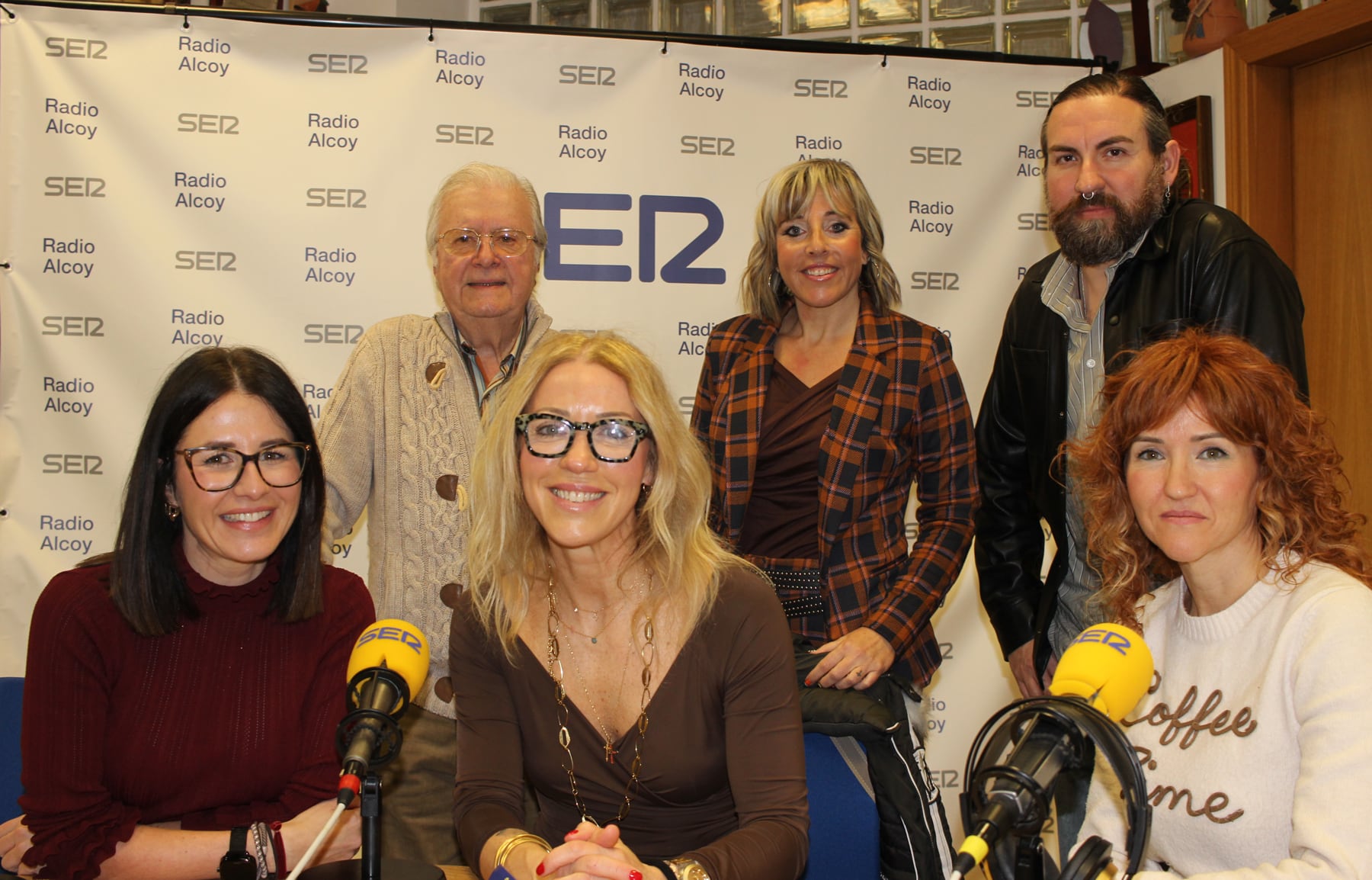 Paco Aznar junto a sus invitados en el estudio central de Radio Alcoy