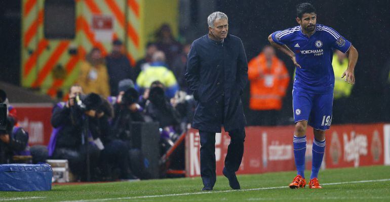 Mourinho se interesa por el estado de Costa, que tuvo que retirarse del encuentro entre el Stoke y el Chelsea en la Capital One Cup.