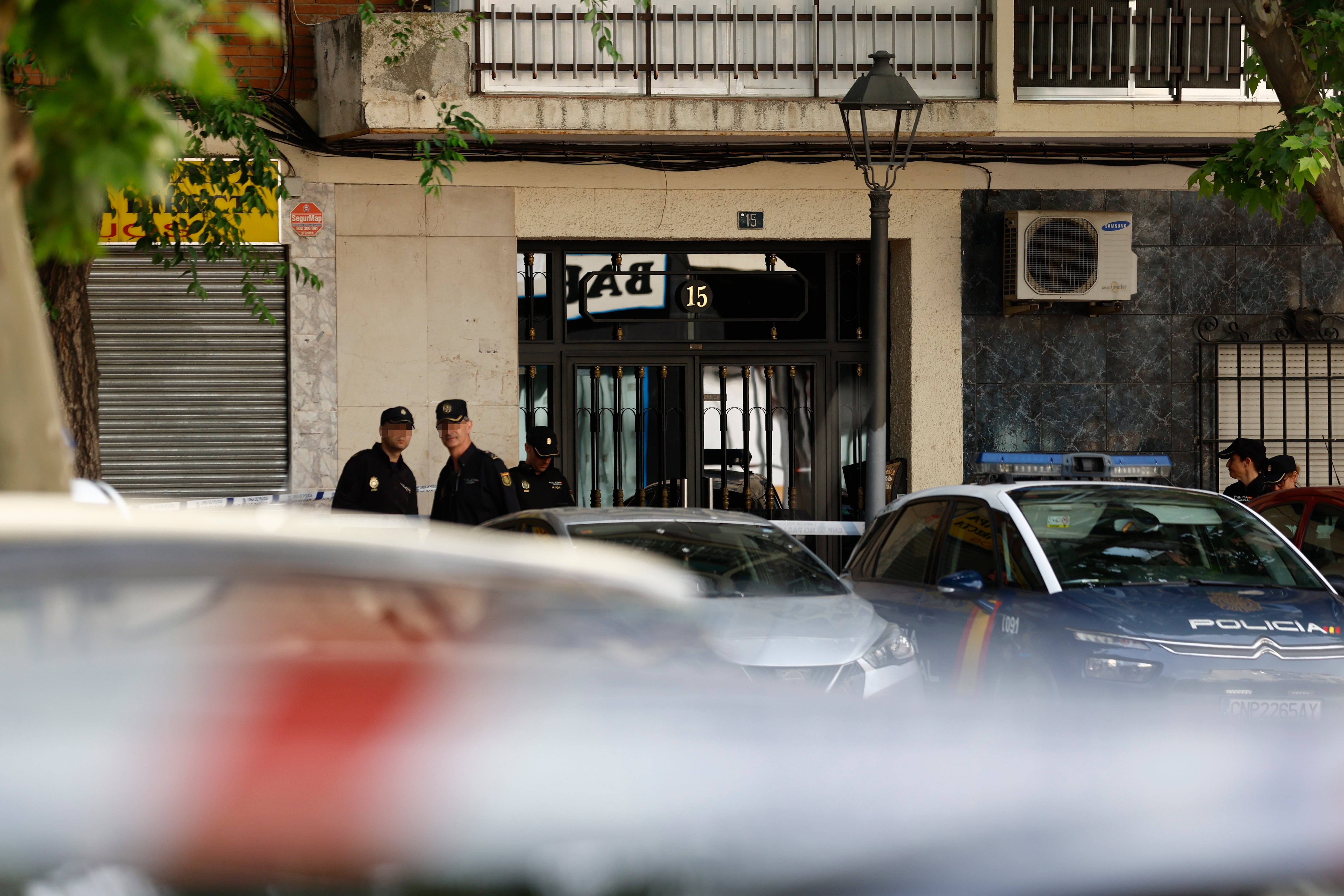 MÓSTOLES, 08/05/2023.- Una mujer de 40 años que sido hospitalizada en estado crítico tras ser apuñalada en el cuello presuntamente por su pareja, un suceso ocurrido la madrugada de este lunes en un domicilio de la localidad madrileña de Móstoles. EFE/ Rodrigo Jiménez
