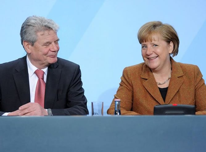 La canciller alemana, Angela Merkel, y el pastor luterano Joachim Gauck, asiten a una rueda de prensa en la sede de la Cancillería en Berlín, Alemania (EFE)