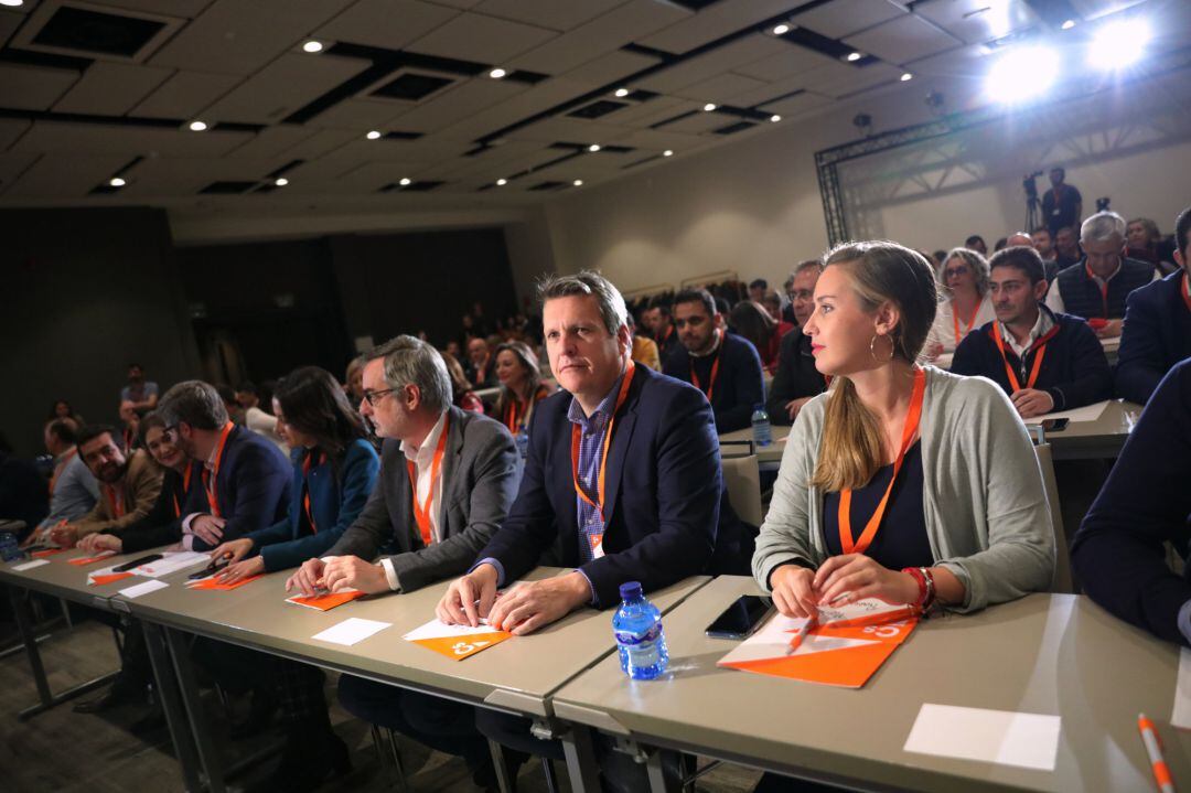 La Secretaria de Juventud de Cs, Melisa Rodríguez (1d), el vicesecretario general y Secretario de Finanzas de Cs, Carlos Cuadrado (2d), la portavoz en el Congreso, Inés Arrimadas (4d), el Secretario de Organización, Fran Hervías (5d), la Consejera de Cultura y Turismo en la Comunidad de Madrid, Marta Rivera (6d), y otros miembros de Ciudadanos durante la reunión del Consejo General del partido en Madrid