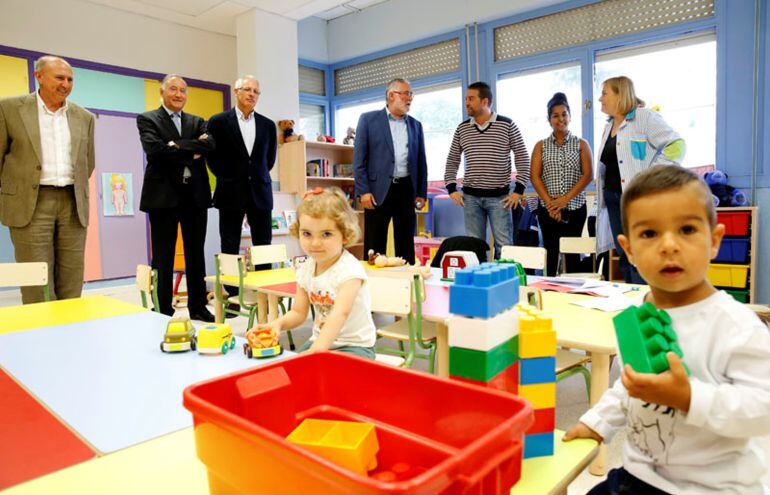 Responsables de la Consejería de Educación en un aula de 2 años.