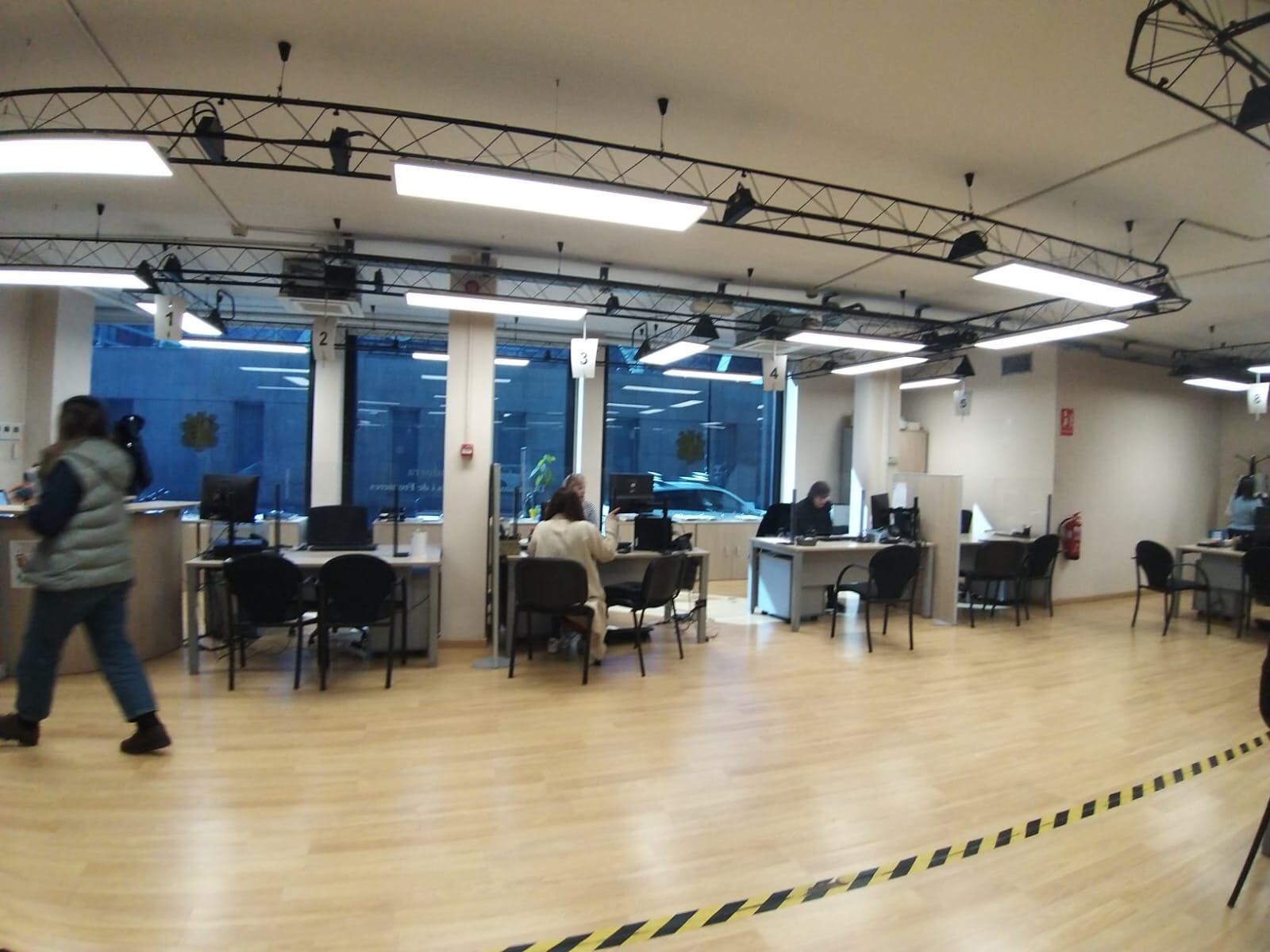 Usuaris a l&#039;Agència tributària aquest matí. Avui comença la campanya de declaració de l&#039;IRPF.