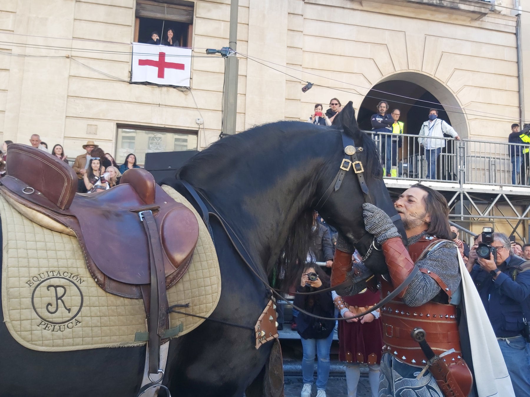 Ricard Sanz junto al caballo que le ha llevado a la plaza de España para protagonizar su última embajada.