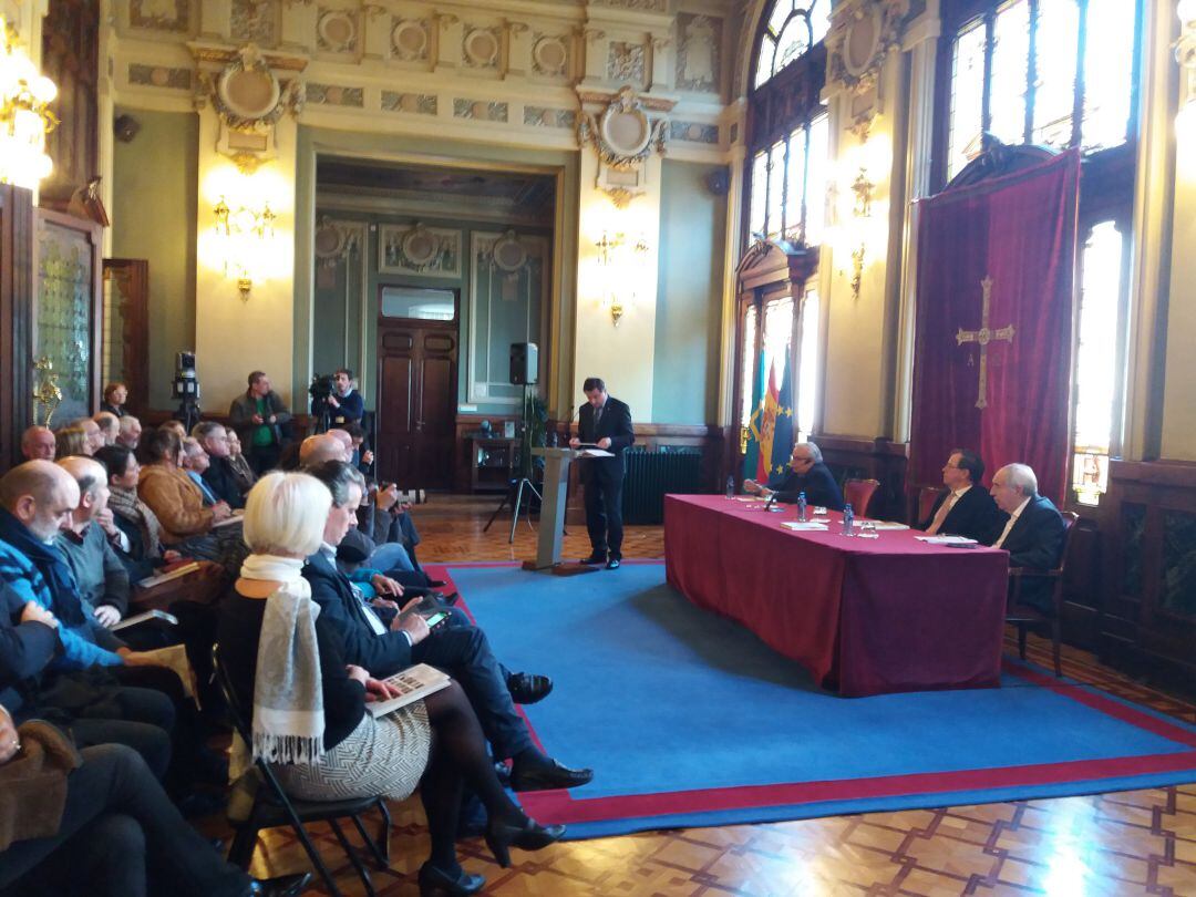 Presentación en la Junta General del Principado del libro sobre los primeros diputados y senadores asturianos de la democracia en las cortes de 1977