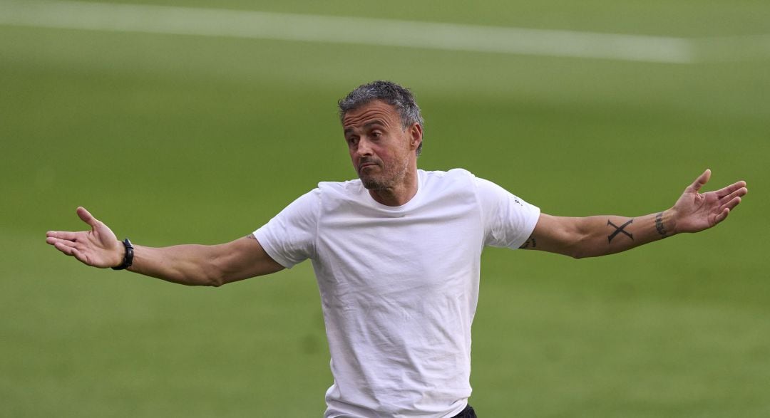 Luis Enrique gesticula durante el amistoso entre España y Portugal disputado el pasado viernes