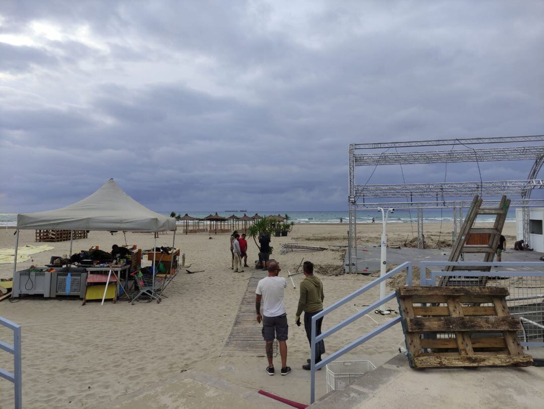 Montaje de los chiringuitos en las playas de Castelló