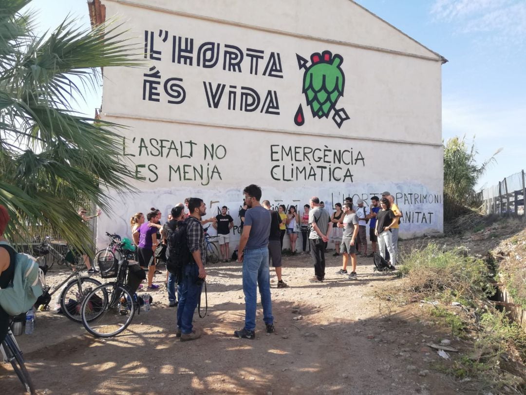 Un grupo de 30 personas han impedido este miércoles el derribo del Forn de Barraca, una construcción simbólica para los colectivos ecologistas, que protestan por la ampliación de la V-21