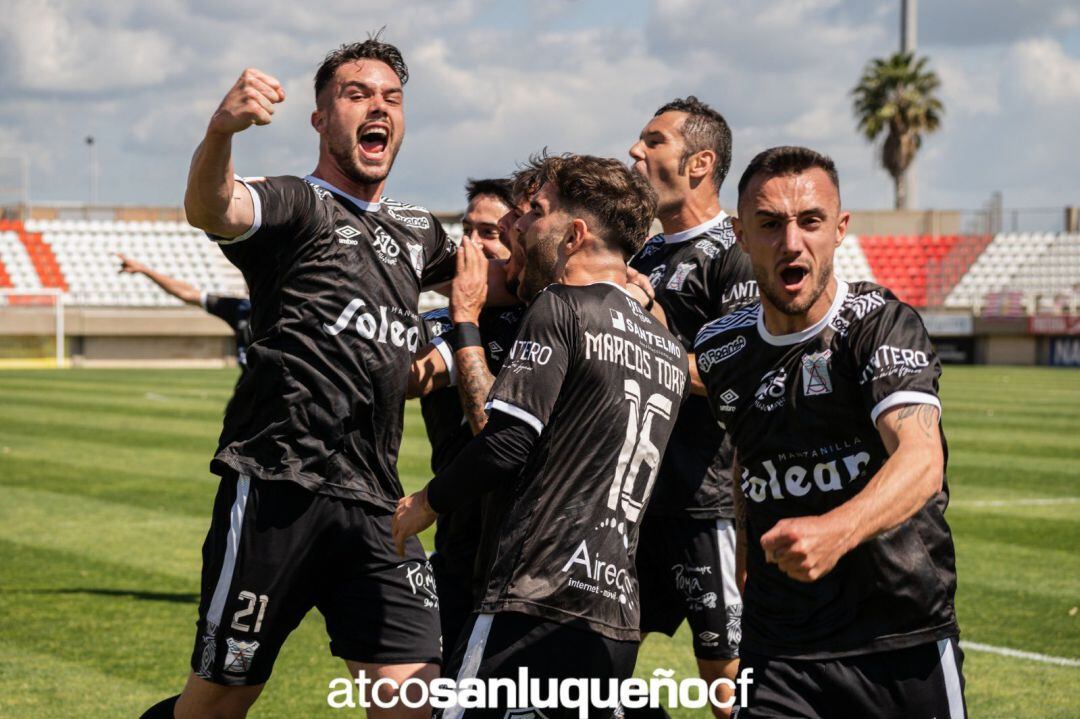 Jugadores del Sanluqueño celebrando la victoria