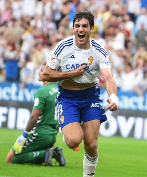 Iván Azón celebra su primer gol de la temporada