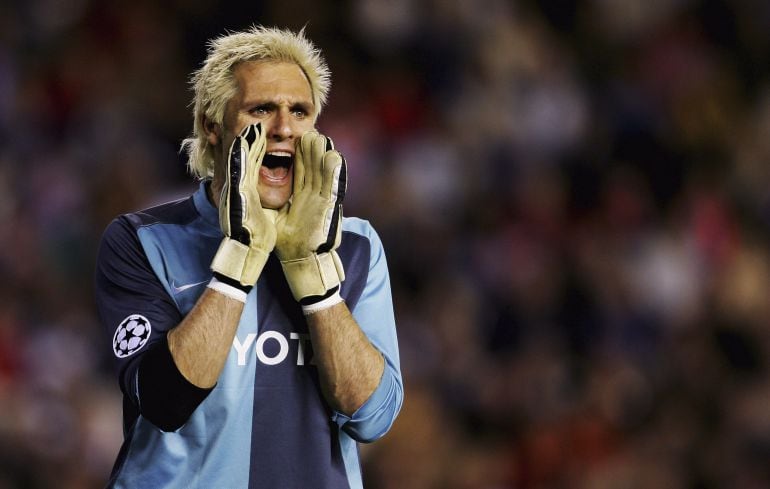 Santiago Cañizares, durante un partido