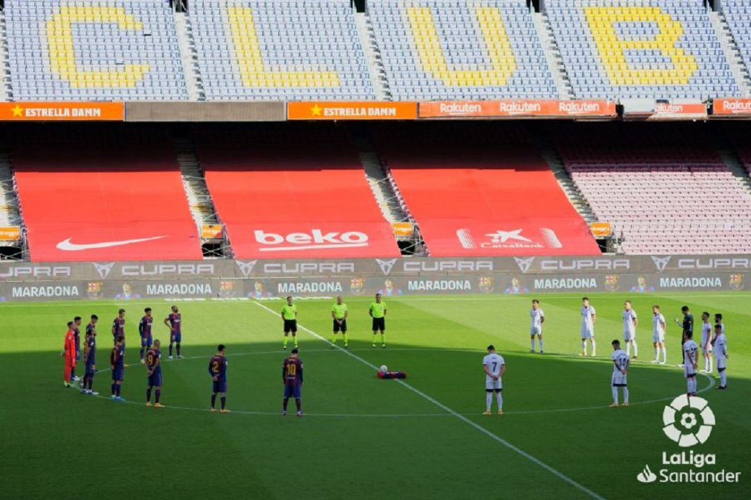 Minuto de silencio en el Camp Nou por Maradona en los prolegómenos del Barça 4 - Osasuna 0 