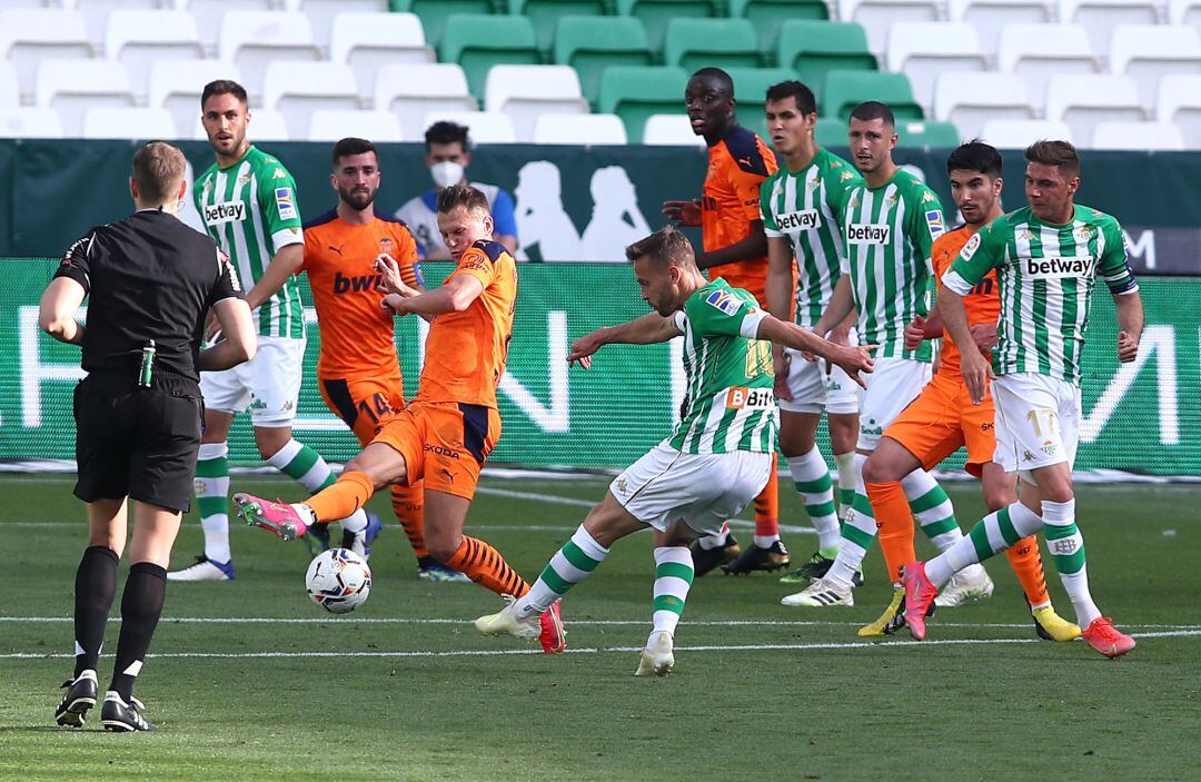 SEVILLE, SPAIN - APRIL 18: Sergio Canales of Real Betis scores their team's second goal during the La Liga Santander match between Real Betis and Valencia CF at Estadio Benito Villamarin on April 18, 2021 in Seville, Spain. Sporting stadiums around Spai