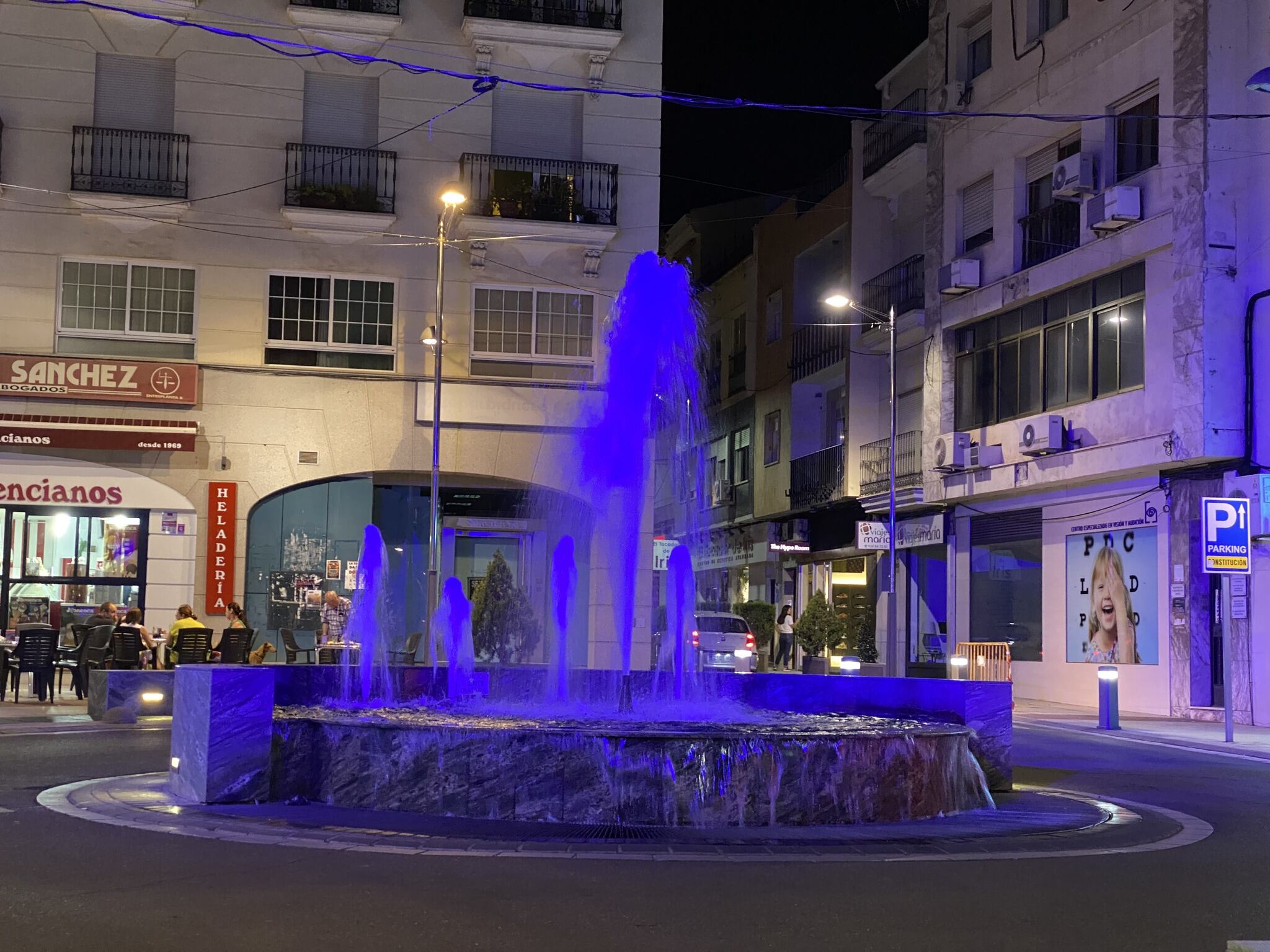 Villanueva se tiñe de color morado por el 25N