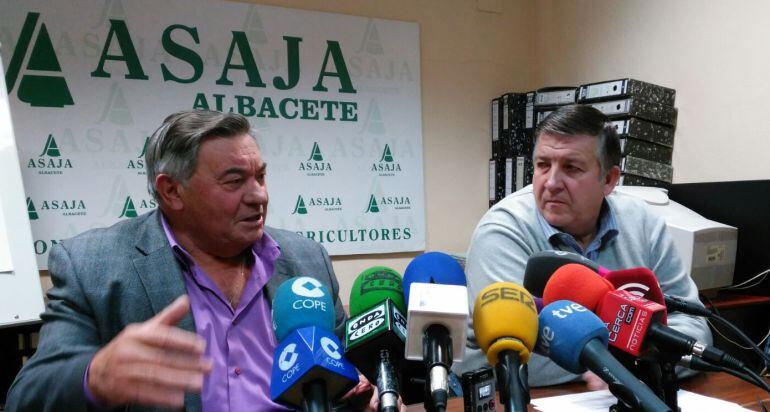 De izda. a dcha. José Pérez Cuenca, presidente de ASAJA Albacete, y Jorge Navarro, secretario general