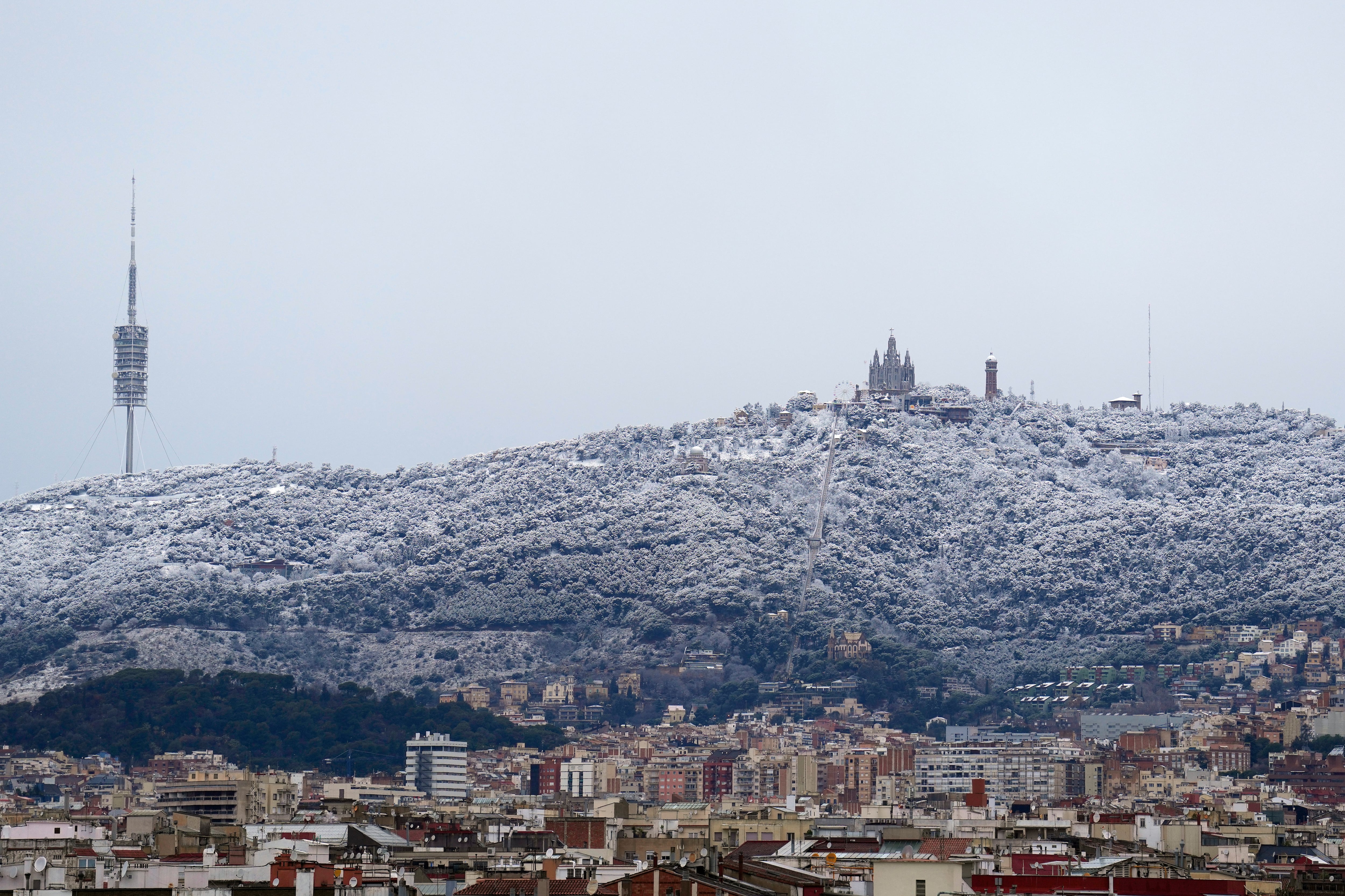 Aspecto de la montaña del Tibidabo de Barcelona tras la nevada caída la pasada madrugada.