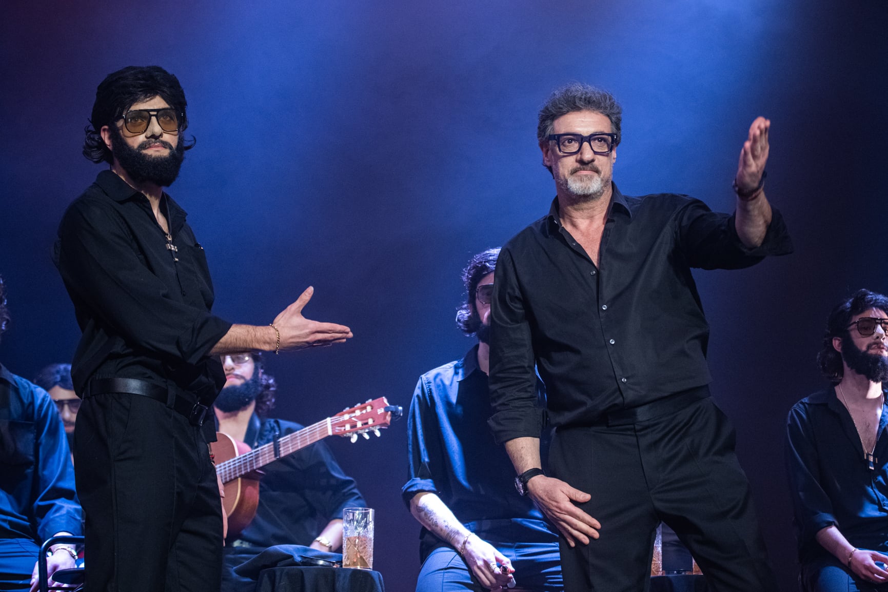 Álex &#039;Peluca&#039;, autor de &#039;Los calaítas&#039;, junto a Gerard Jofra, hijo del mítico Eugenio, en la Semifinal de hoy lunes en el Gran Teatro Falla. Foto: Ayuntamiento de Cádiz