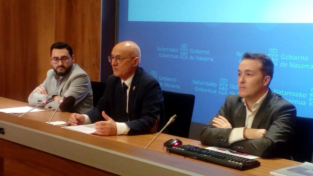Bernardo Ciriza, consejero de Cohesión Territorial del Gobierno de Navarra (en el centro), acompañado por Jesús María Rodríguez, director general de Administración Local y Despoblación (Izda), y Luis Campos, director del Observatorio de la Realidad Social. 