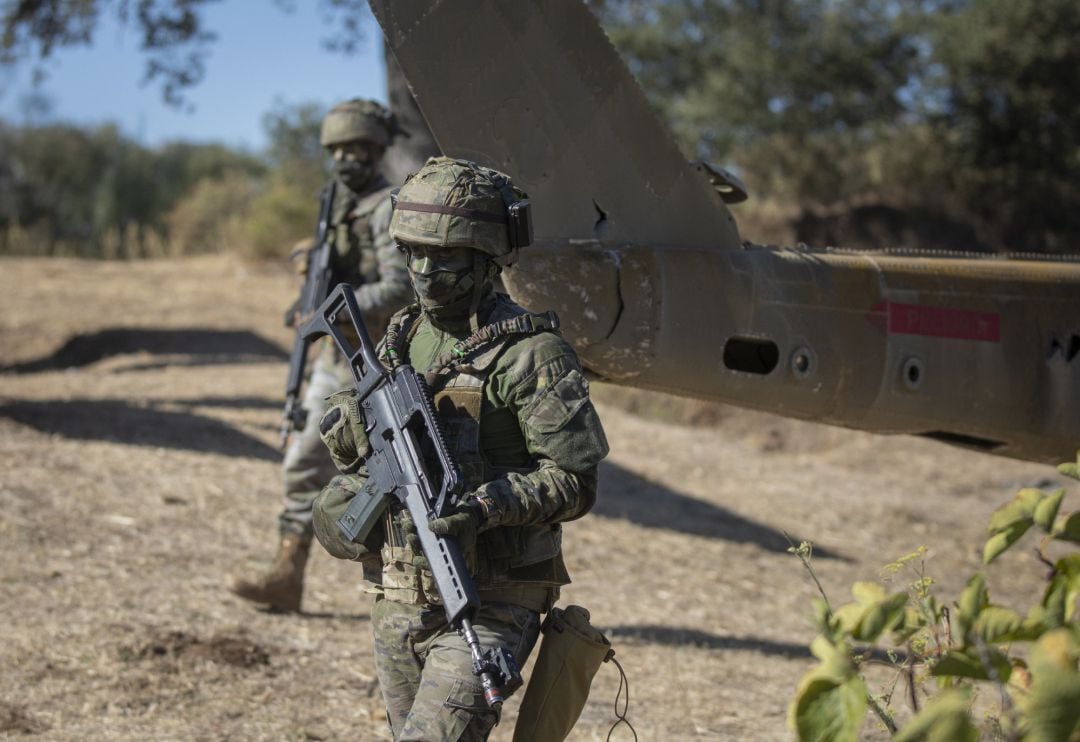 Militares españoles con el actual fusil de asalto del Ejército, el G36