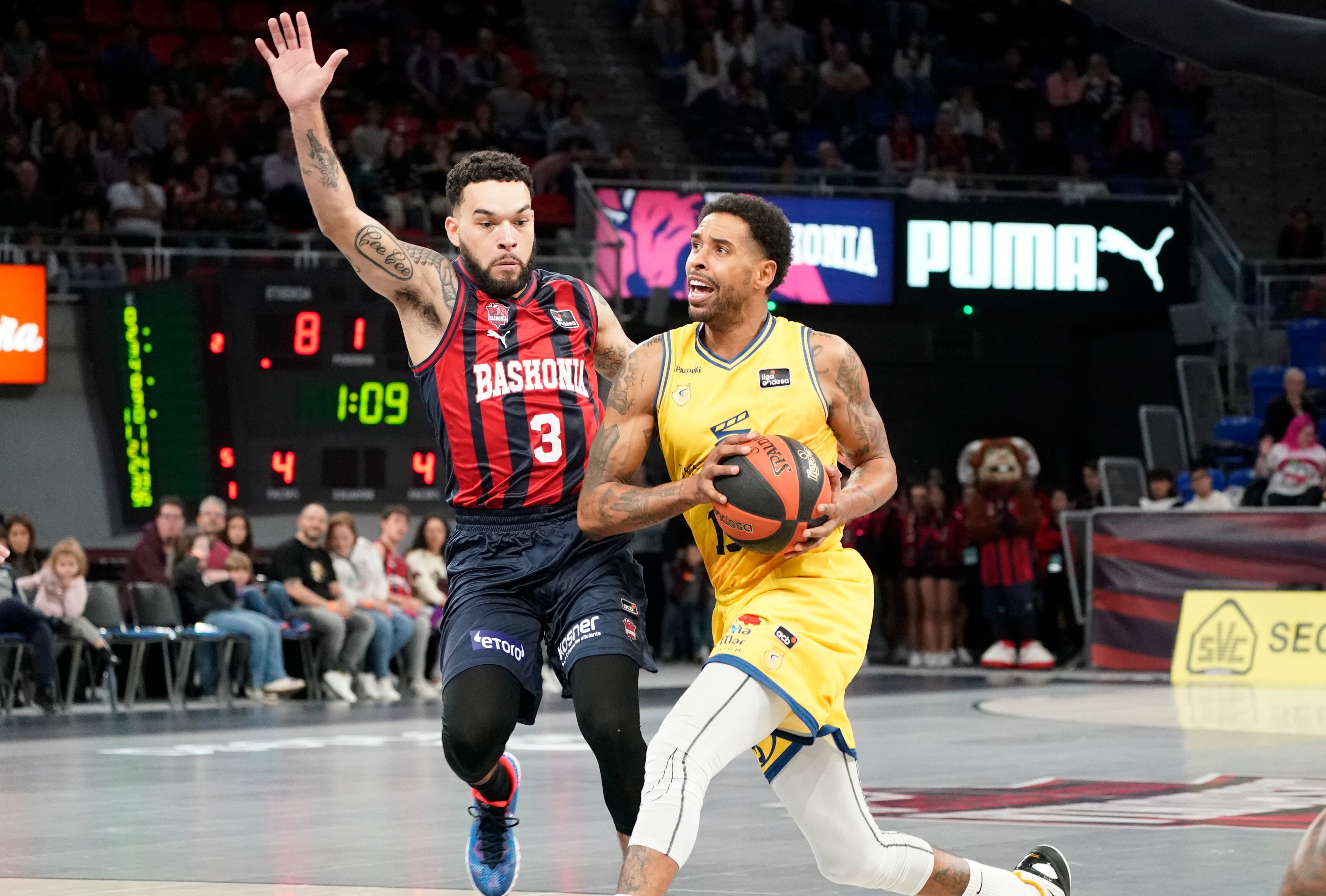 VITORIA (PAÍS VASCO), 05/11/2023.- Chris Chiozza (i) del Baskonia en acción ante Sylven Landesberg del Gran Canaria este domingo, durante un partido de la Liga Endesa de Baloncesto, en Vitoria. EFE/ L. Rico
