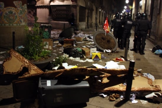 Desperfectes als voltants del Palau de la Música provocats pels aldarulls posteriors a la manifestació en motiu de la vaga general, a la Via Laietana de Barcelona