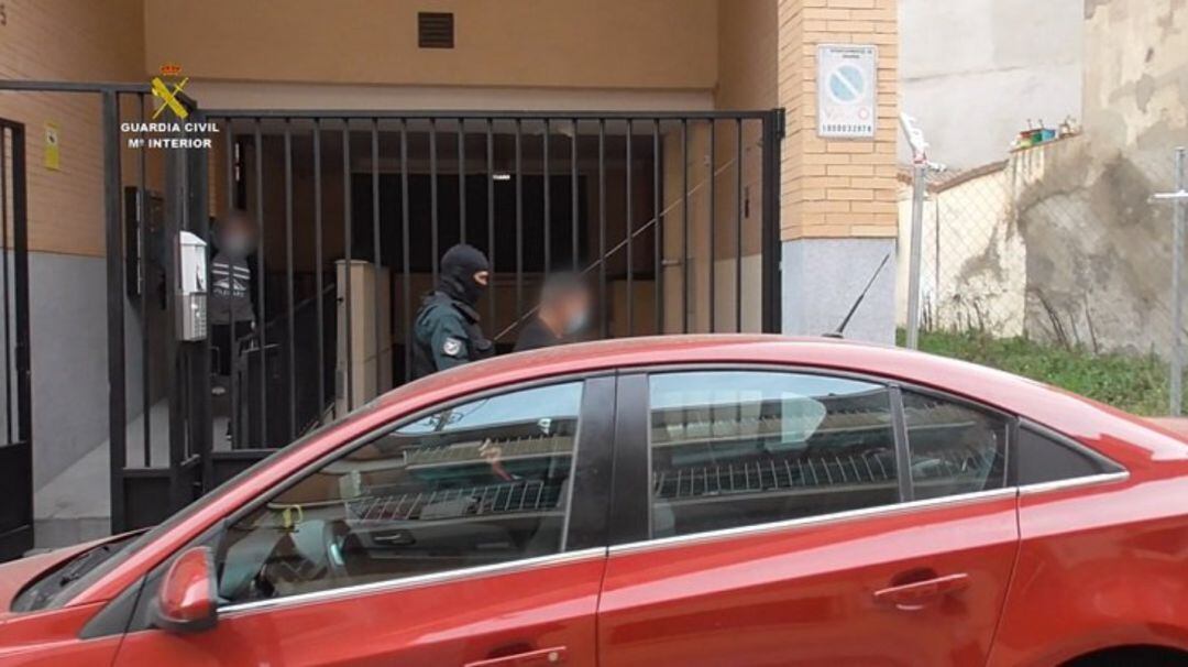 Detenida una banda que asaltaba viviendas y huía del país.