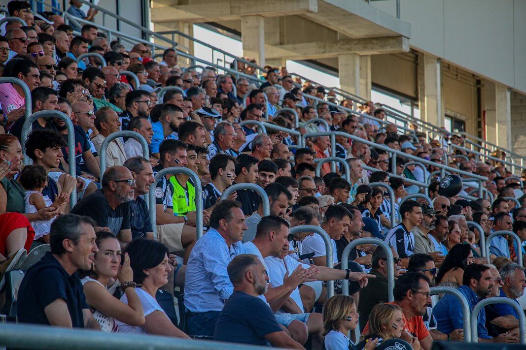 Aficionados ayer en el Ciudad de La Línea