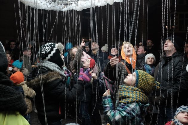 Multitud de gente observando una de las proyecciones durante el &quot;Lux Light Festival&quot; en Helsinki (Finlandia)