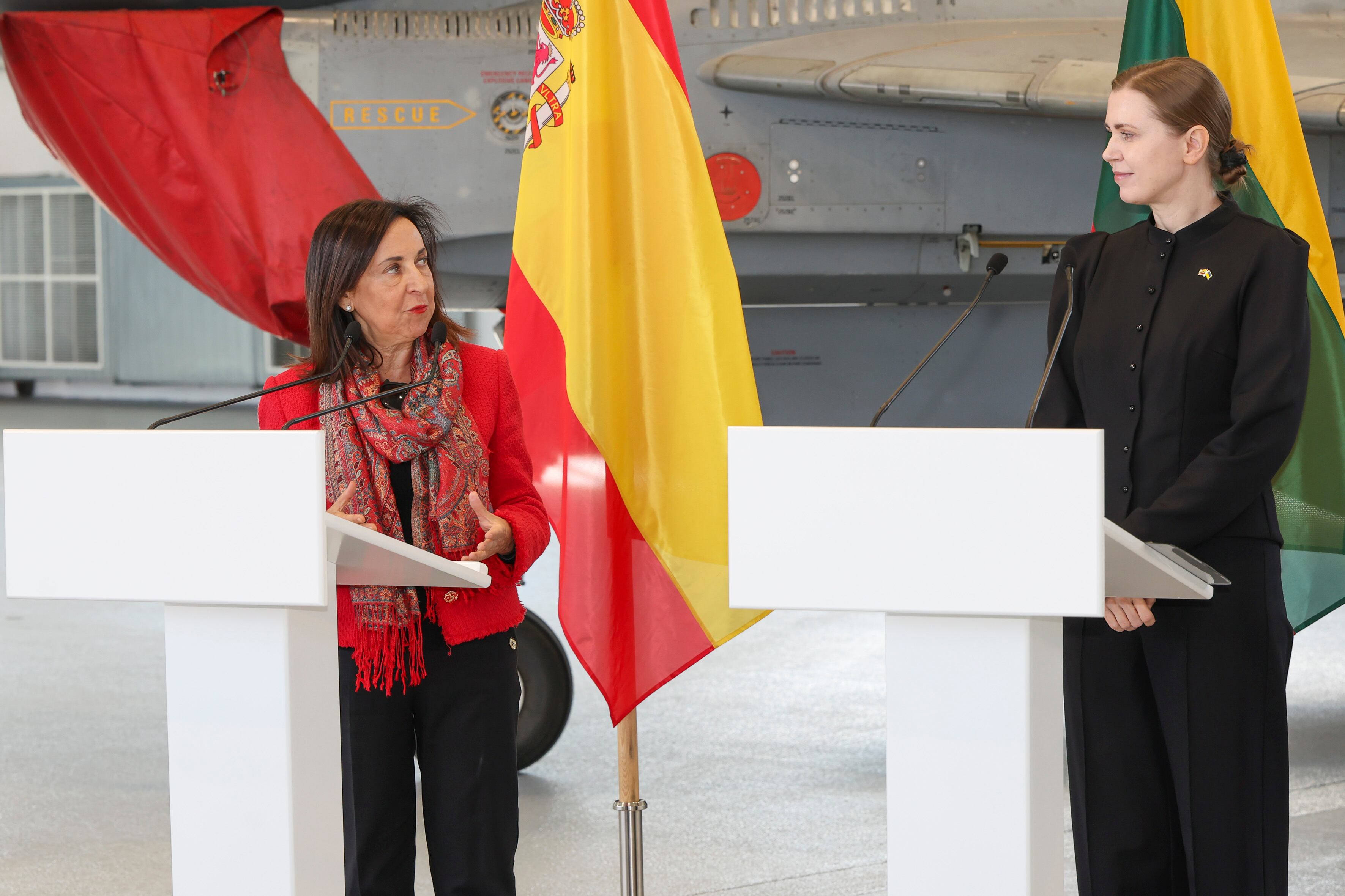 La ministra española de Defensa, Margarita Robles, y su homóloga lituana, Dovilë Sakalienë (d), durante la rueda de prensa desde la Base Aérea de Siauliai