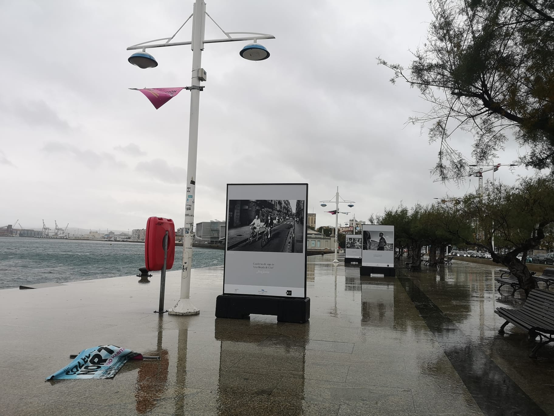 El viento ha arrancado varios elementos en el paseo marítimo en Santander