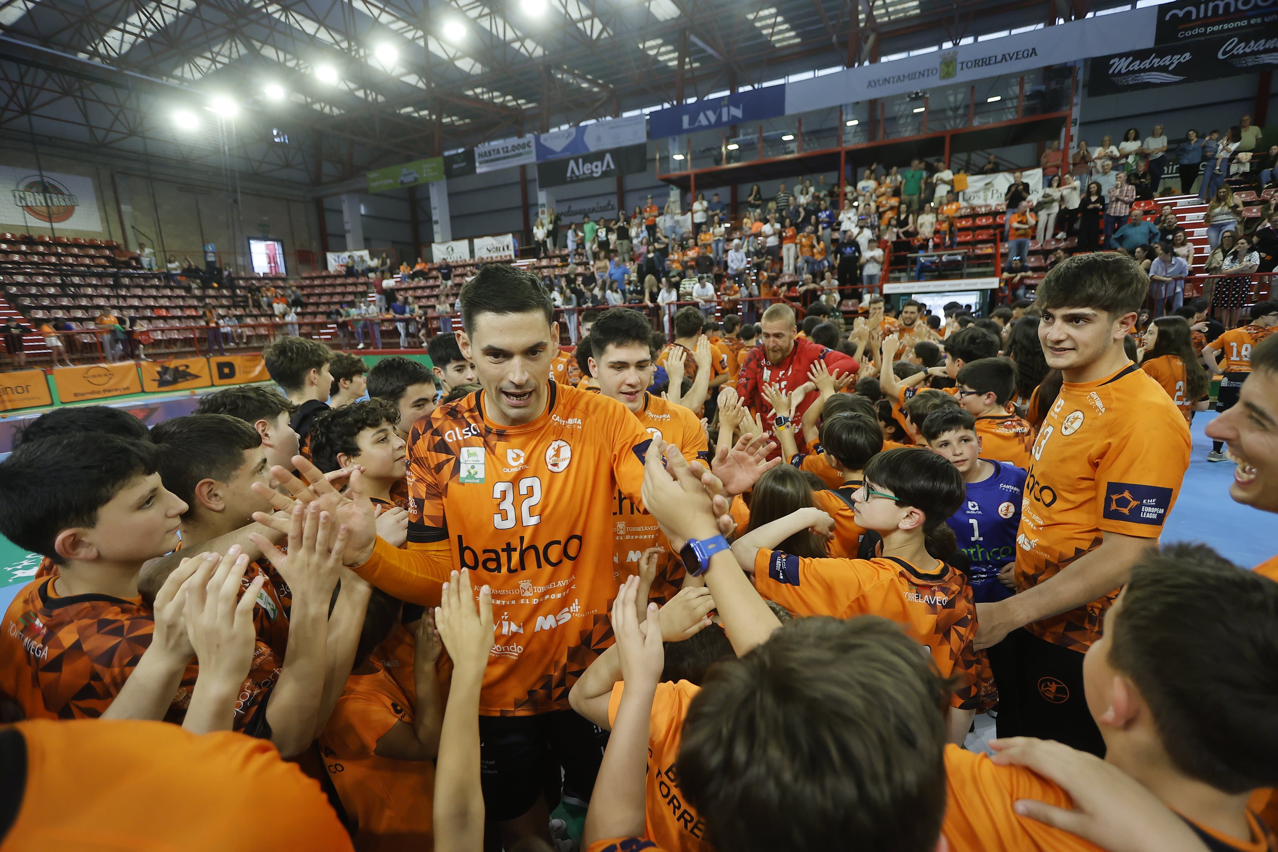 Ángel Fernández con los chicos de la base en el Vicente Trueba tras un encuentro europeo de la campaña pasada