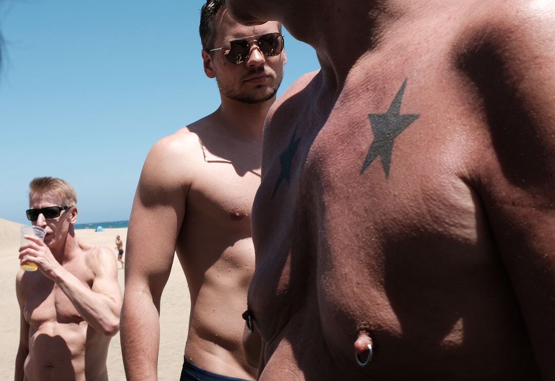 Varios hombres en el Maspalomas Pride