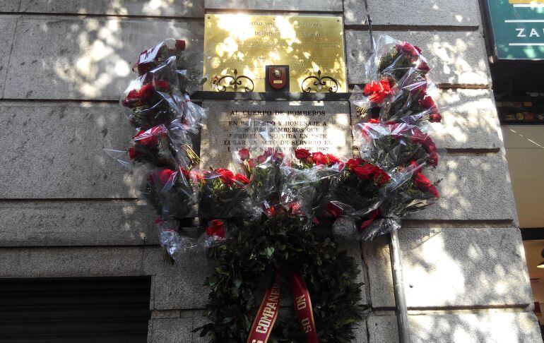 Placa en memoria y agradecimiento de los bomberos fallecidos.