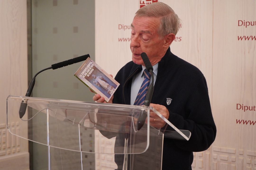 El autor del libro, el Doctor en Historia y Catedrático, Antonio Ruiz Hernando.