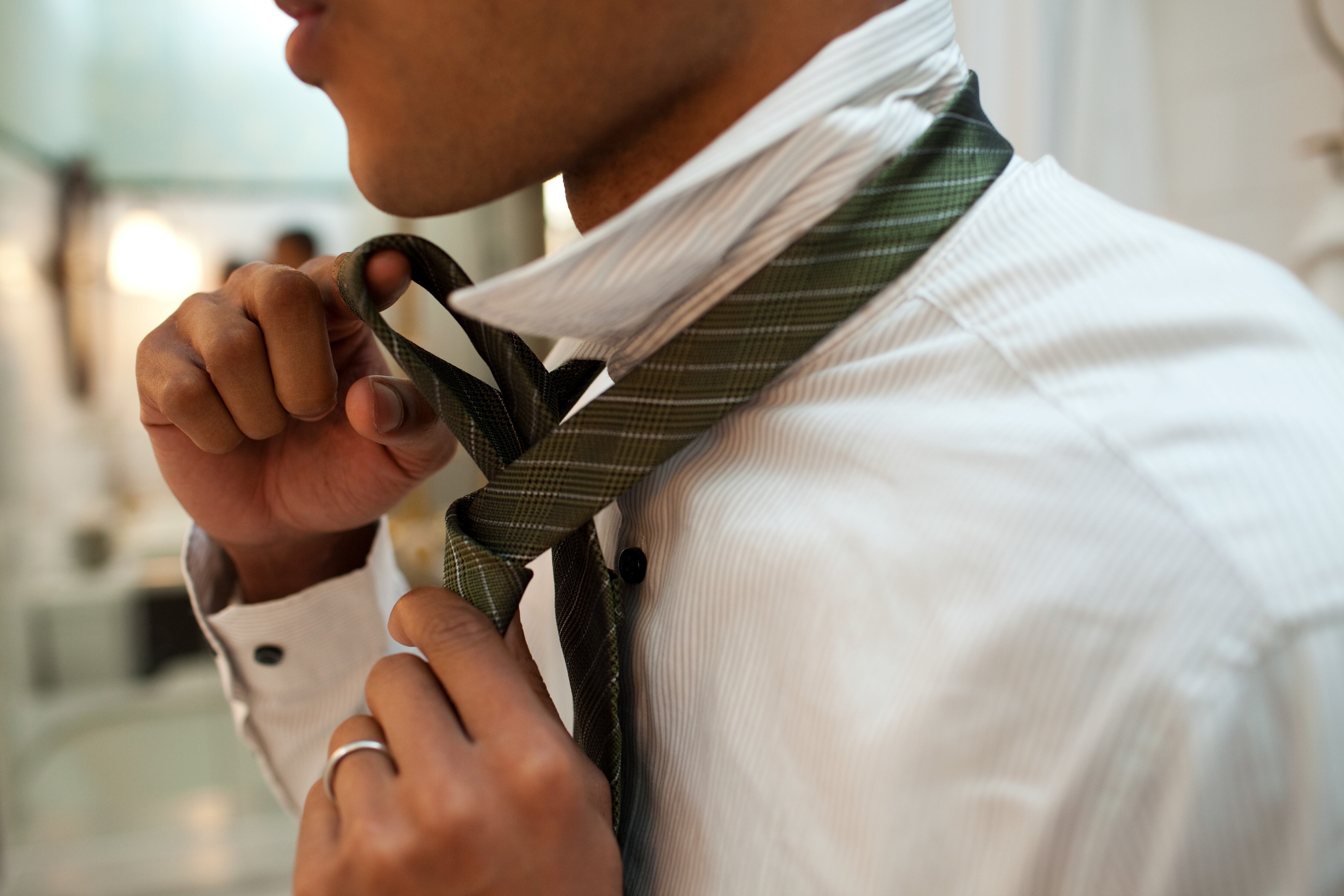 Un hombre poniéndose una corbata.