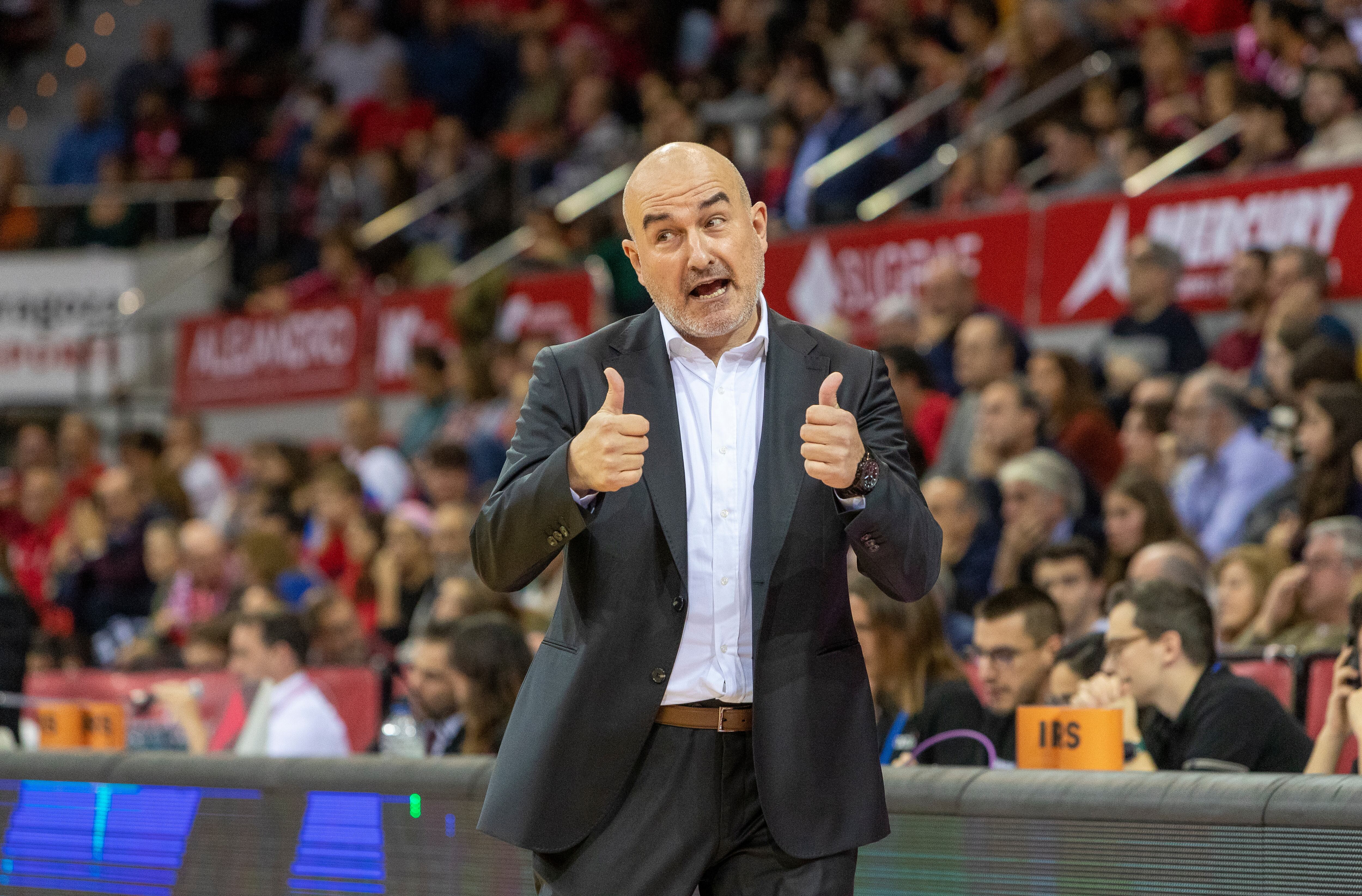 ZARAGOZA, 26/11/2022.- El entrenador del Bilbao Basket, Jaume Ponsarnau, durante el partido de la novena jornada de la Liga Endesa entre el Casademont Zaragoza y el Surne Bilbao Basket disputado este sábado en el Pabellón Príncipe Felipe de Zaragoza. EFE/Javier Belver
