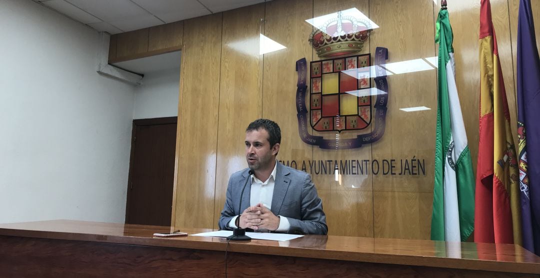 El alcalde, Julio Millán, durante la rueda de prensa que ha ofrecido para dar los primeros detalles sobre la marcha a favor del ferrocarril.