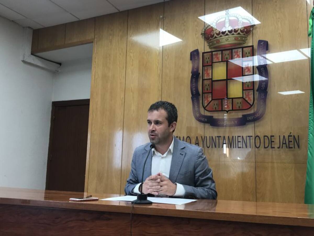 Un centenar de coches en contra del aislamiento ferroviario