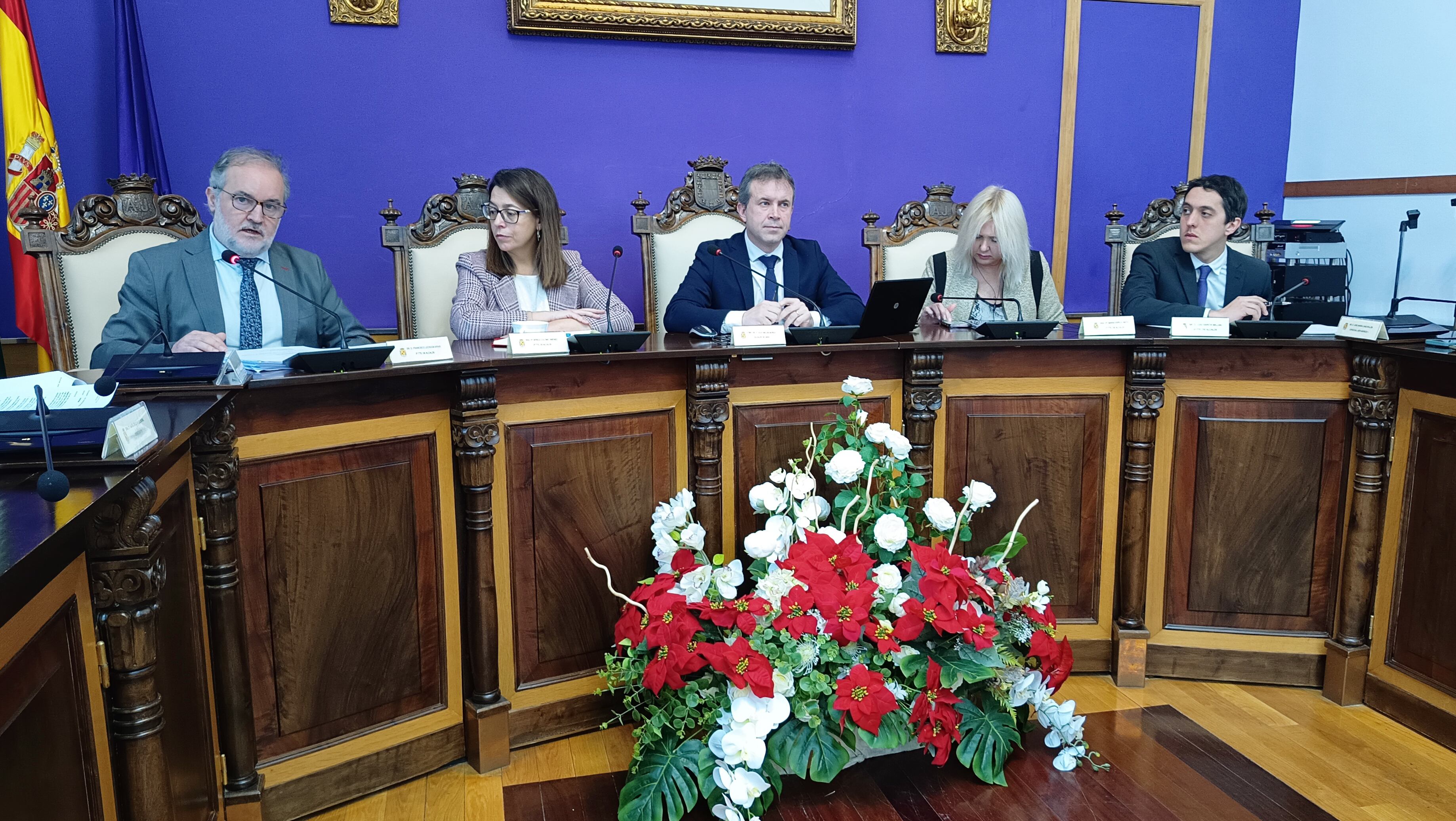 De izqda a dcha, el concejal de Hacienda, Paco Lechuga, África Colomo (Urbanismo),  Julio Millán (alcalde), María Espejo y Luis García, primera y cuarto teniente de alcalde respectivamente.