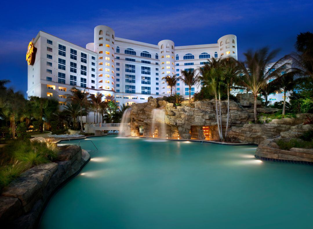 Imatge exterior del Seminole Hard Rock Hotel & Casino Hollywood, que té una gran piscina.